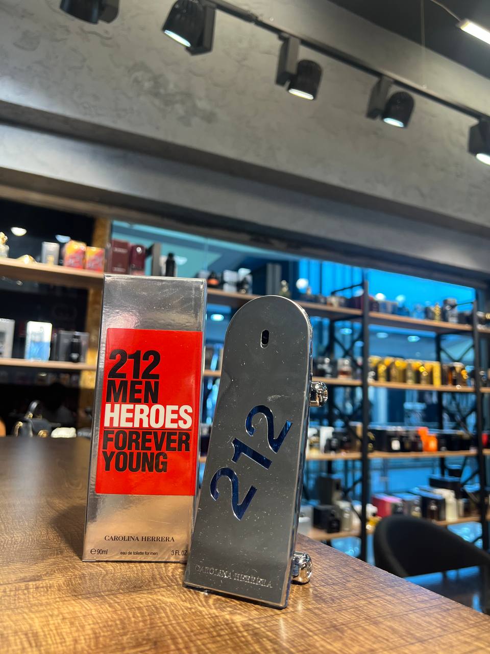 212-men-heroes-forever-young-edt- Carolina Herrera 212 Men Heroes Forever Young EDT 90 ML Erkek Parfüm - Görsel 1