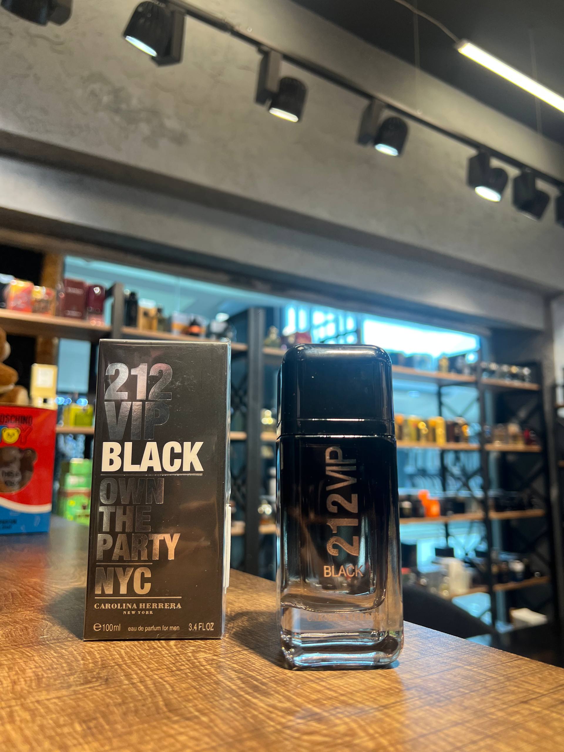 212-vip-black-edp 212 Vip Black EDP - Görsel 1